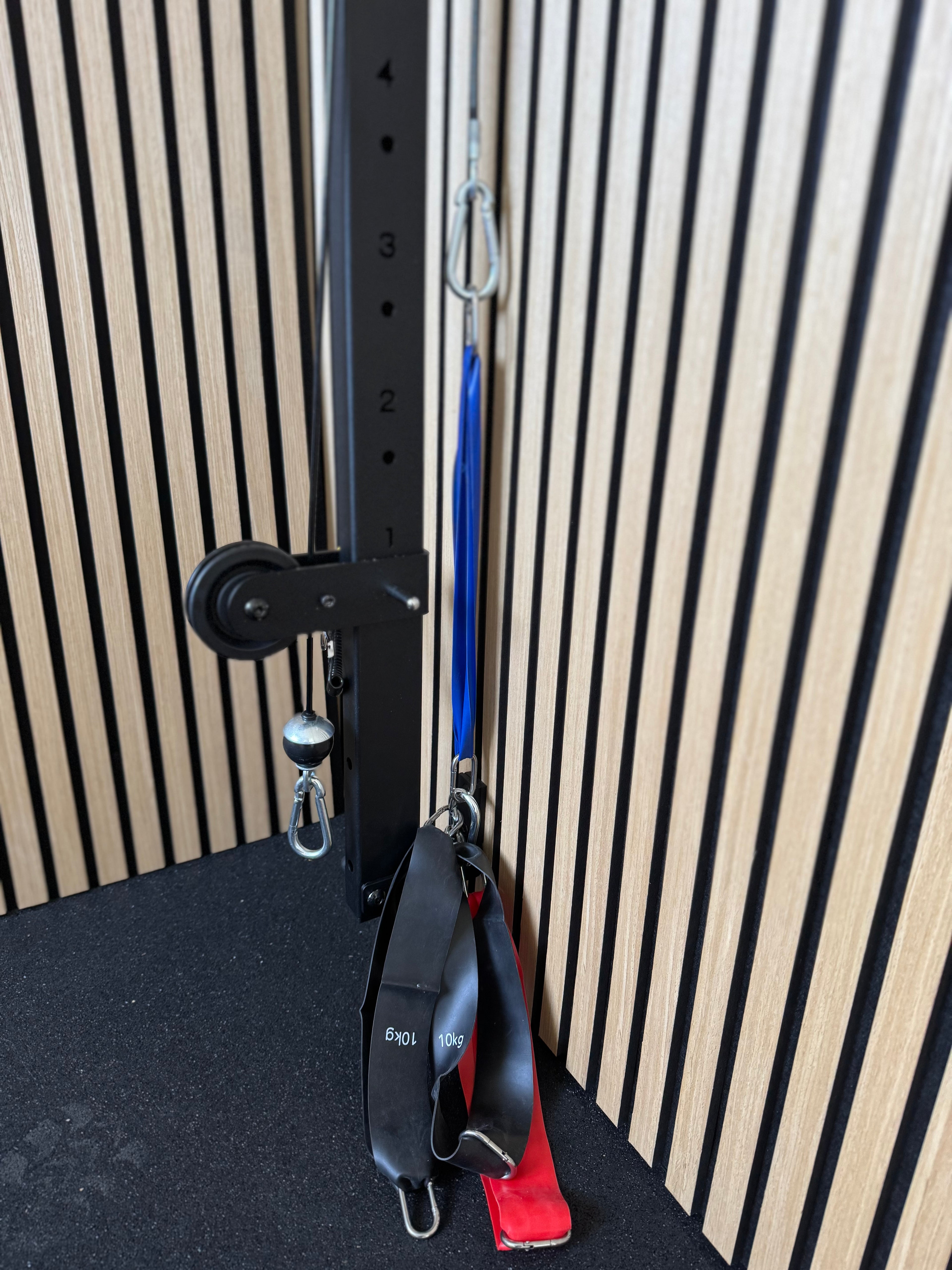 CableRig 4 (vitt väggfäste) – väggmonterad kabelmaskin för hemmaträning