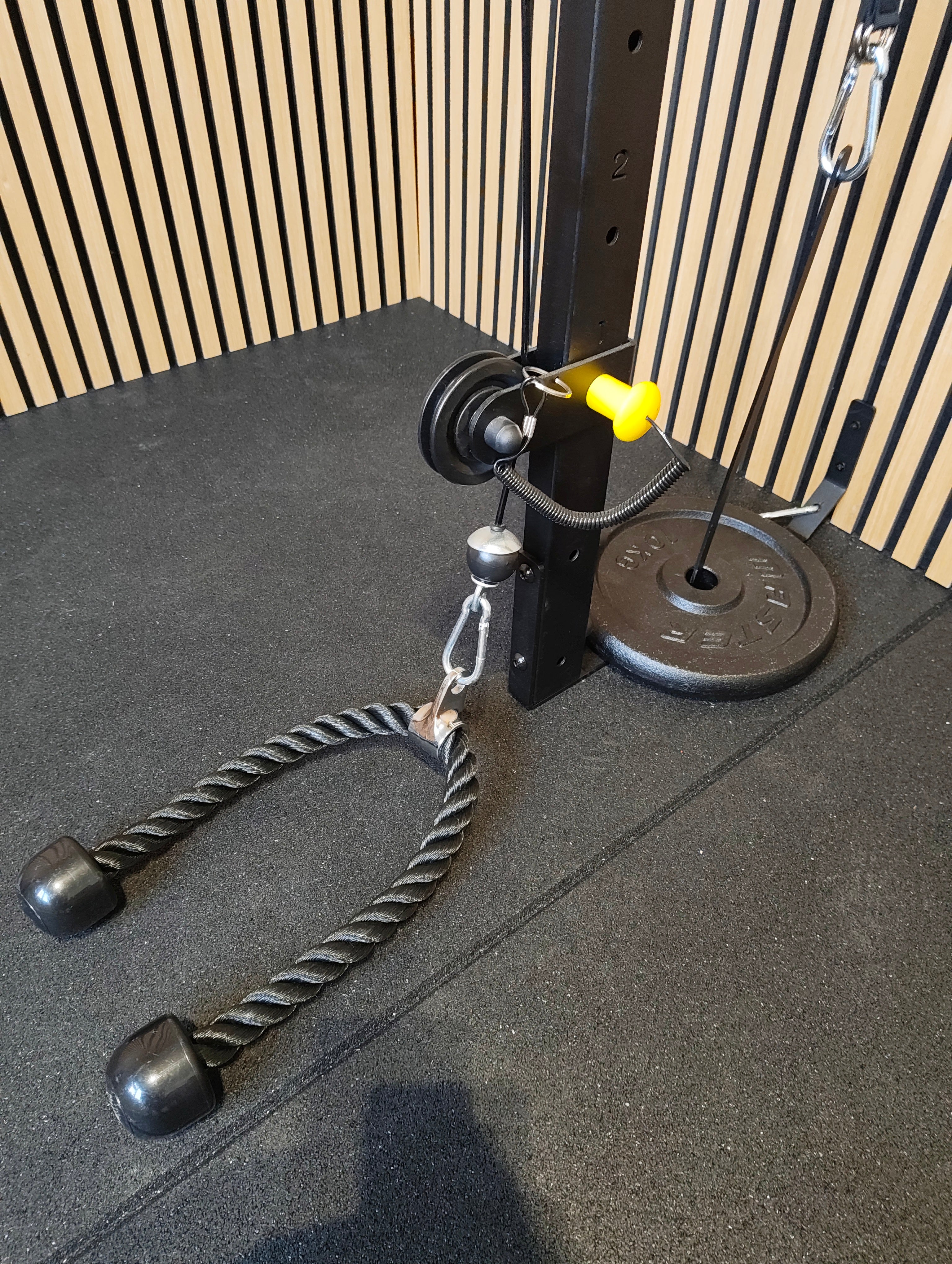 CableRig 5 – väggmonterad kabelmaskin med viktband och viktplattor